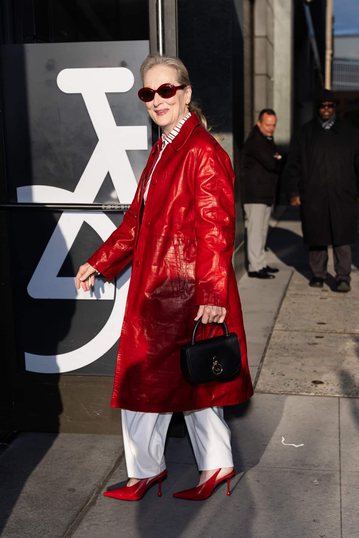 Червоний від диявола: Меріл Стріп розкриває секрети модного кольору сезону.
1