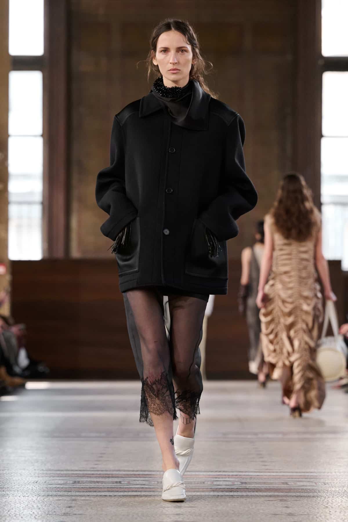 В тренді мереживна спідниця: поради зі стилізації модного ретро-елементу.
9