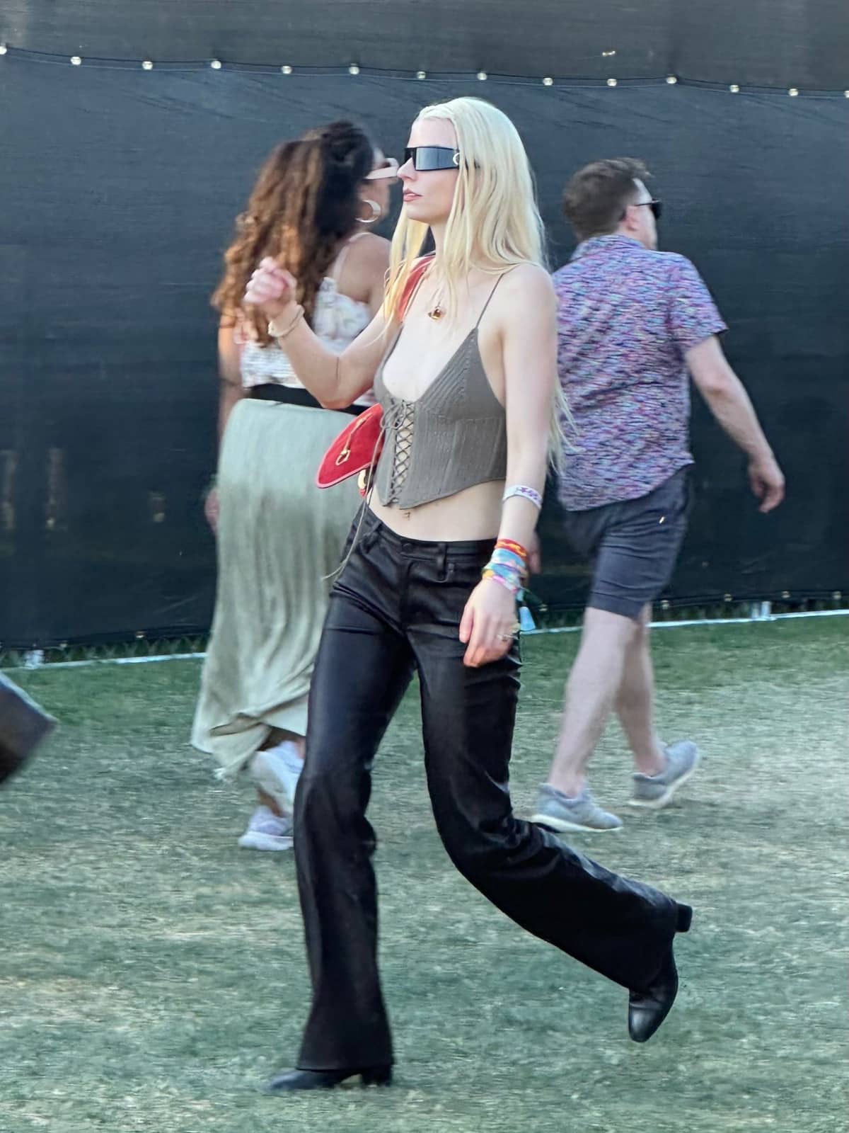 Цей актуальний стиль заполонив цьогорічну Coachella — і ми прагнемо втілювати його в щоденних образах.
4