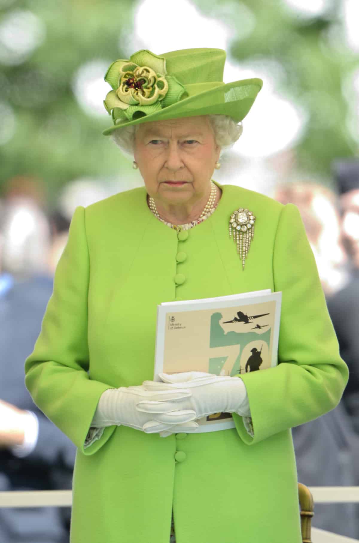 12 ефектних виходів королеви Єлизавети ІІ, що доводять її звання ікони стилю
6