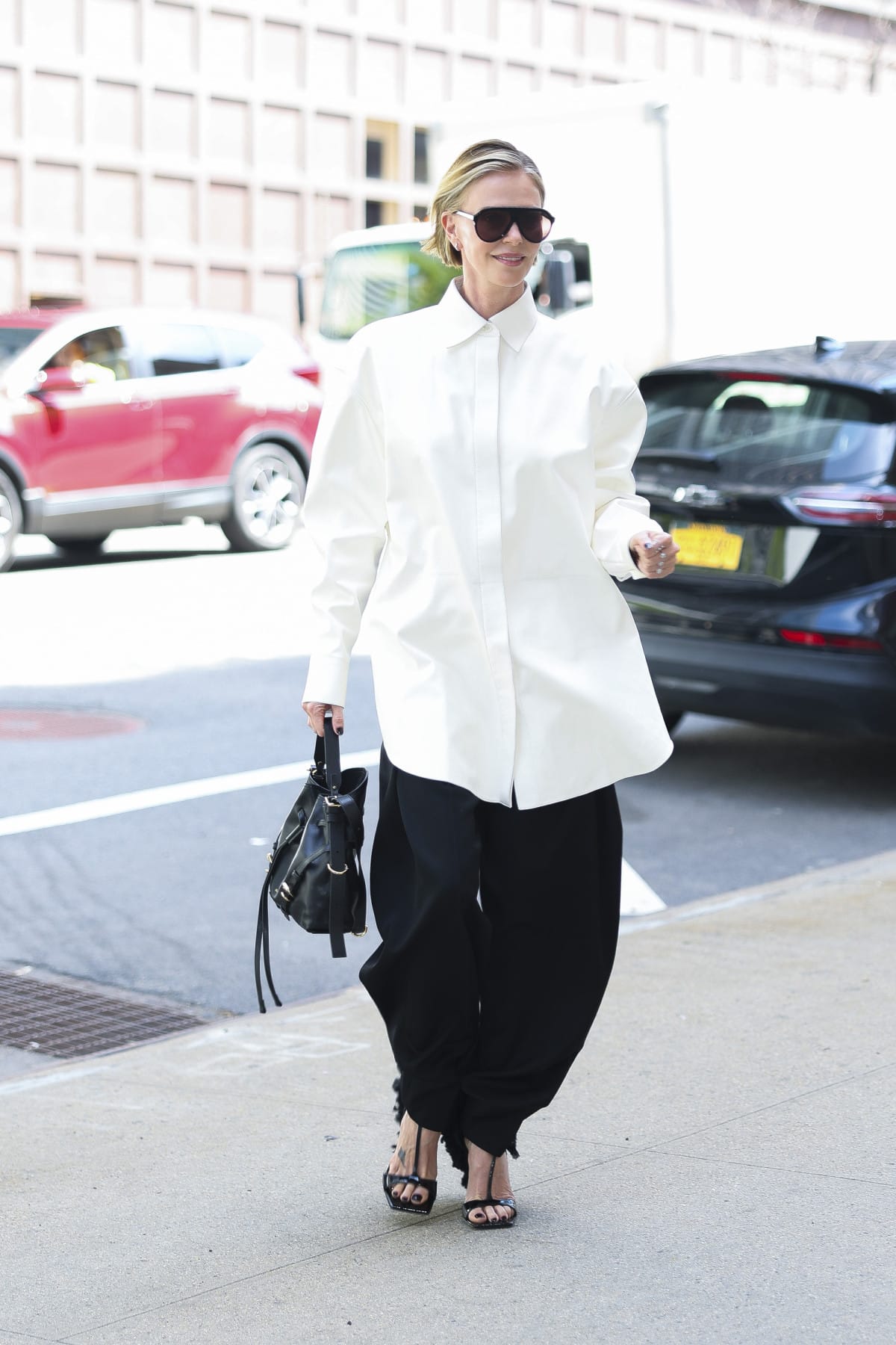 Шарліз Терон в захваті від української моди: елегантний лук зіркі з перснями GUZEMA
1