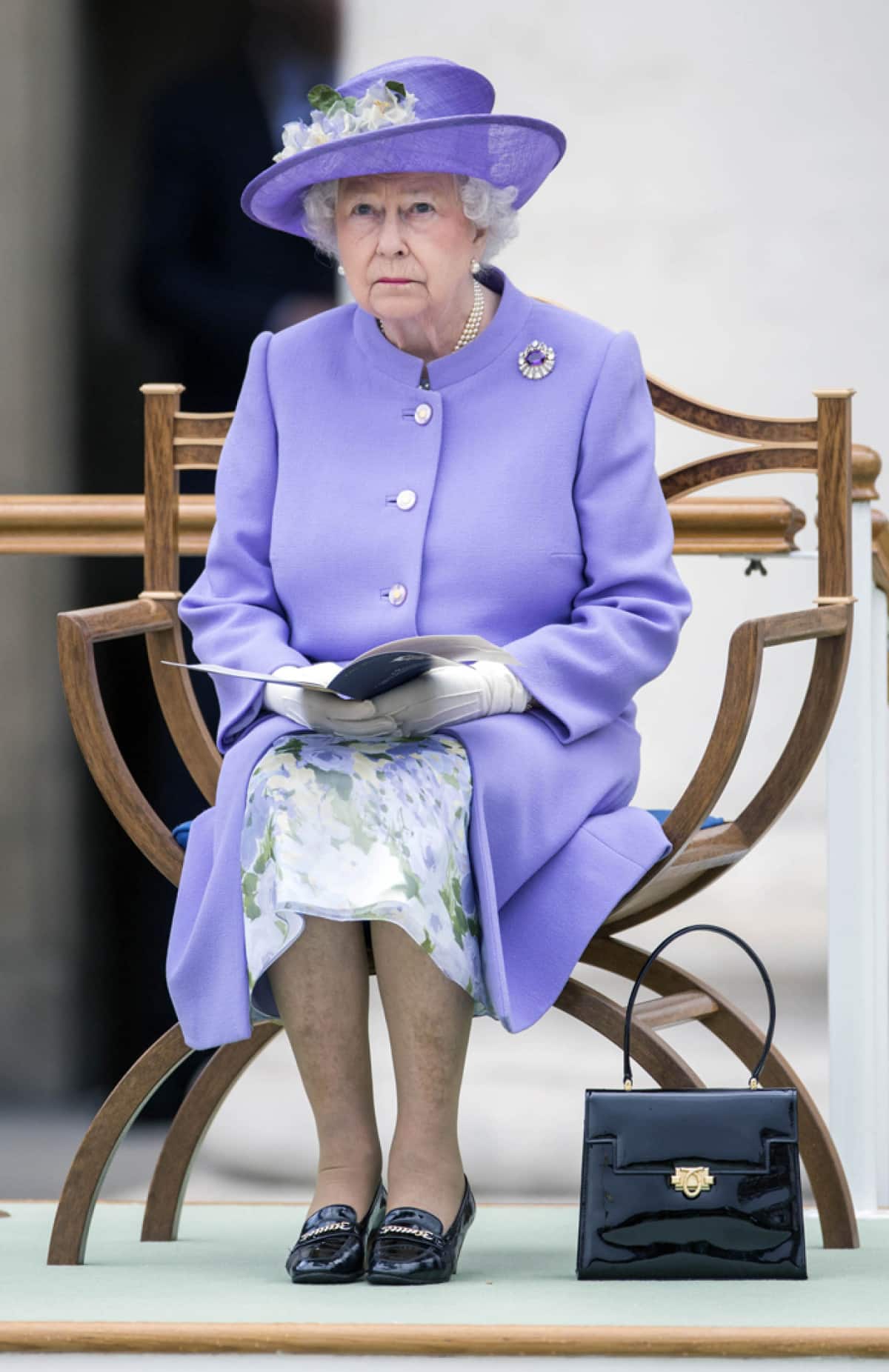 12 ефектних виходів королеви Єлизавети ІІ, що доводять її звання ікони стилю
3