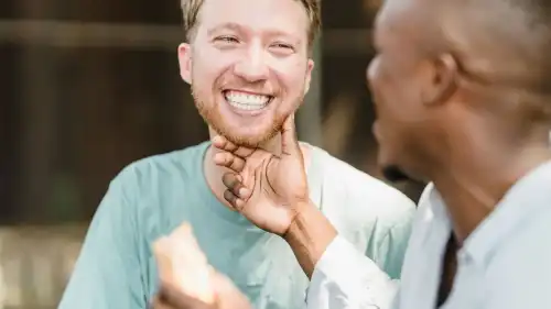 Чоловіки стали вкладати у свою красу більше, ніж жінки, і це вже давно не лише про лосьйон після бриття.