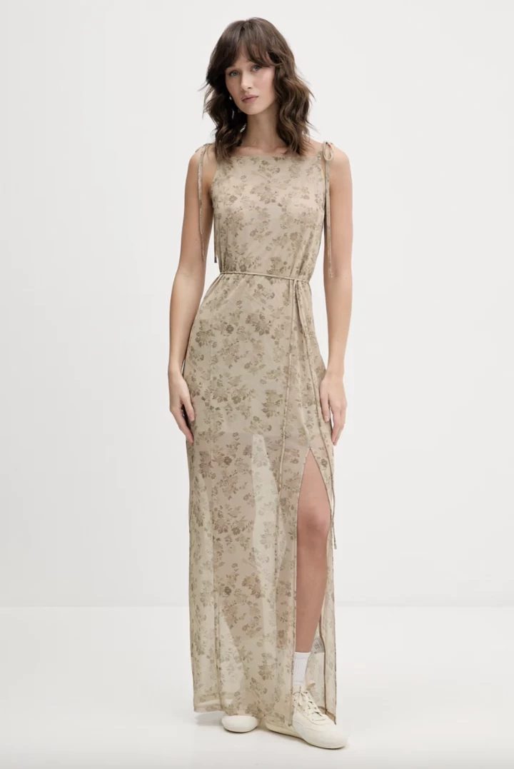 Провідні літні вбрання 2026: квіткові мотиви
4