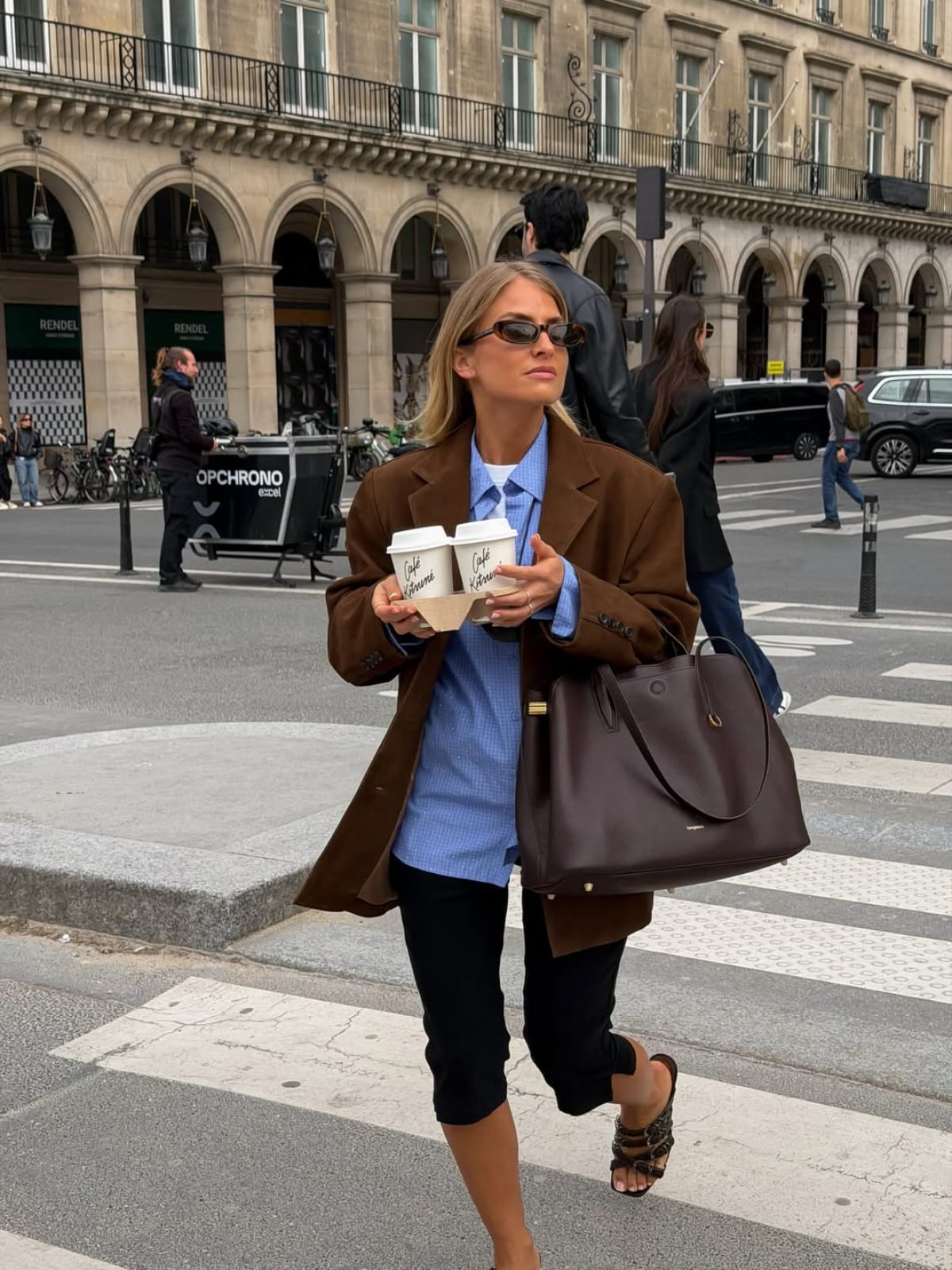 Знову в моді нульові: сучасні образи з трендовою річчю.
3