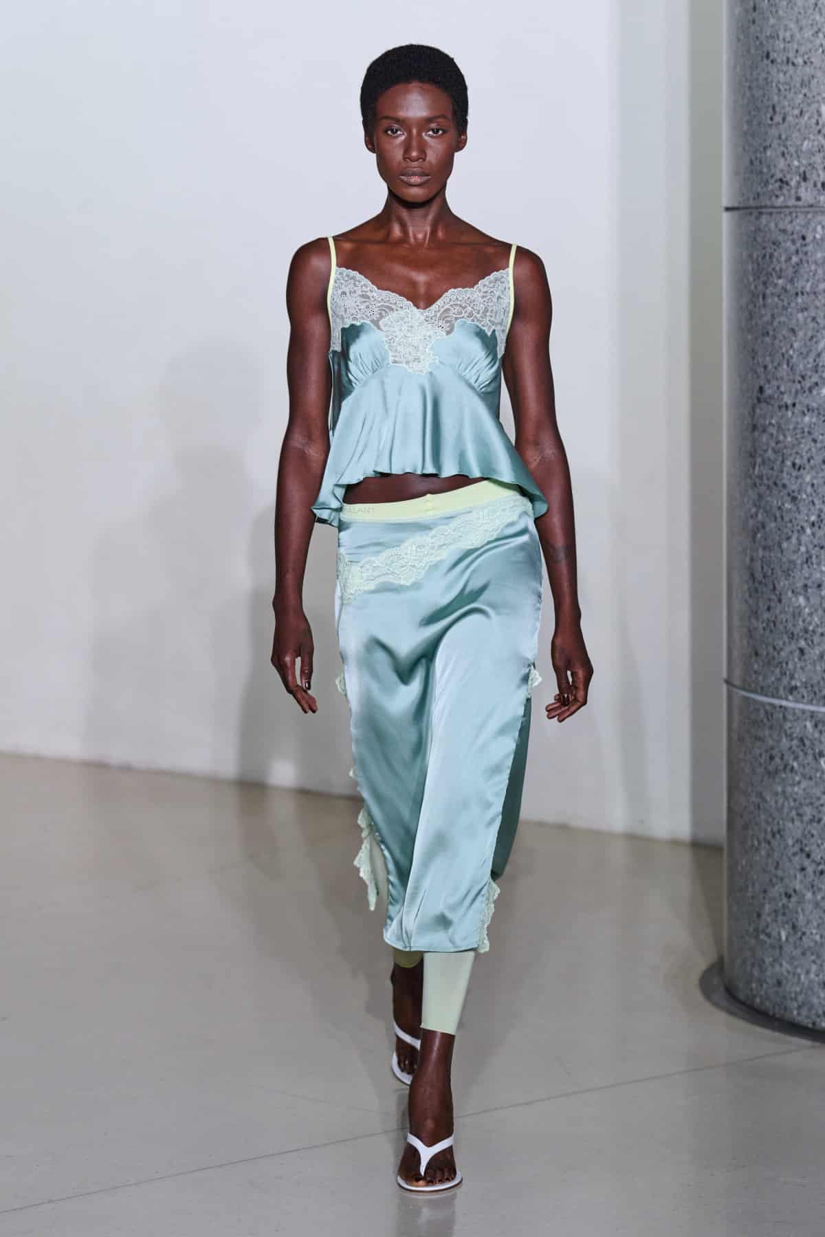 В тренді мереживна спідниця: поради зі стилізації модного ретро-елементу.
10