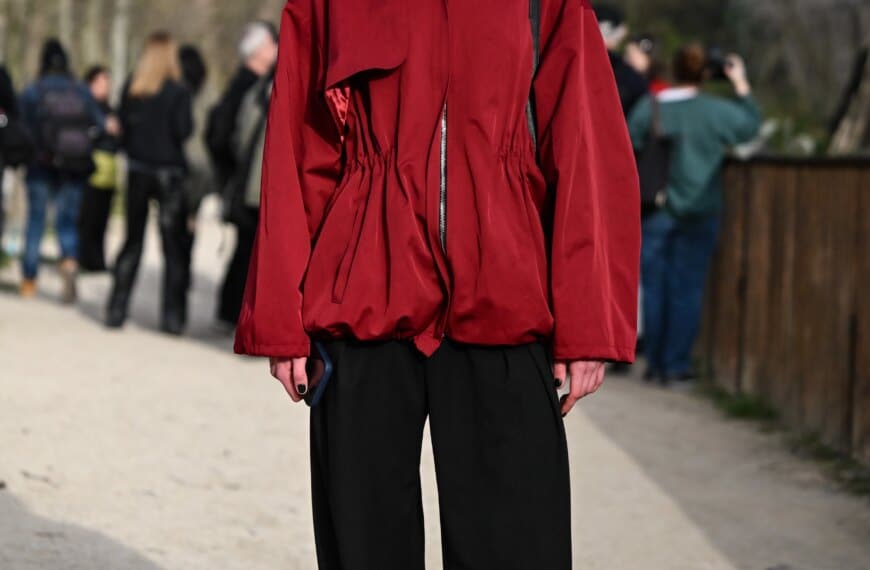 Багряна куртка: топ-вкладення у стиль 2026