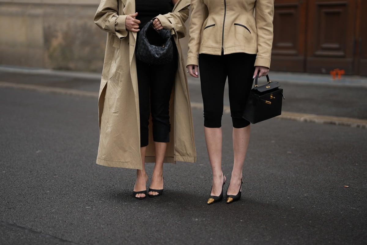 Знову в моді нульові: сучасні образи з трендовою річчю.
0