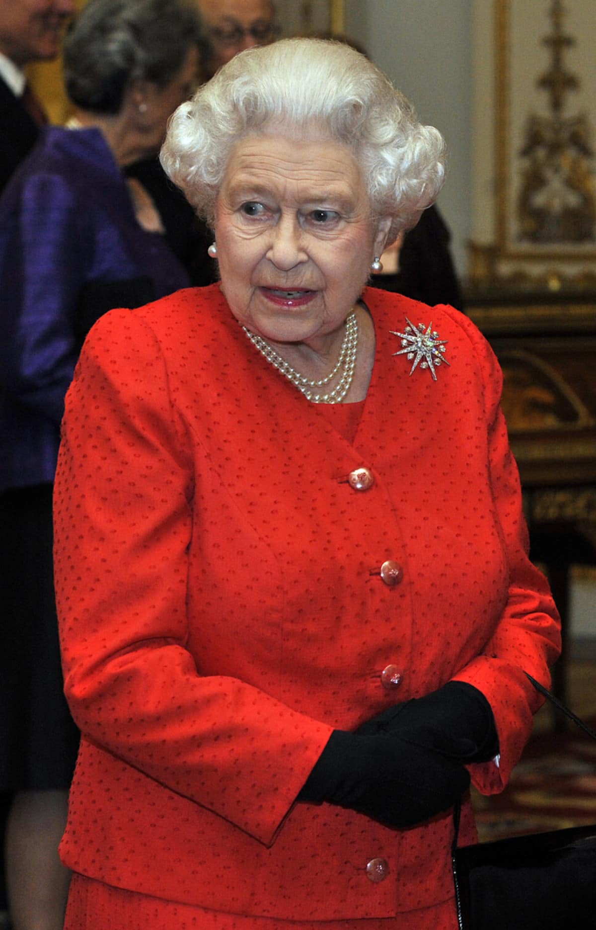 12 ефектних виходів королеви Єлизавети ІІ, що доводять її звання ікони стилю
5