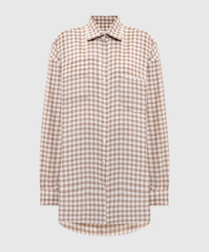 Сорочка в клітинку: незмінний фаворит міжсезоння.
10