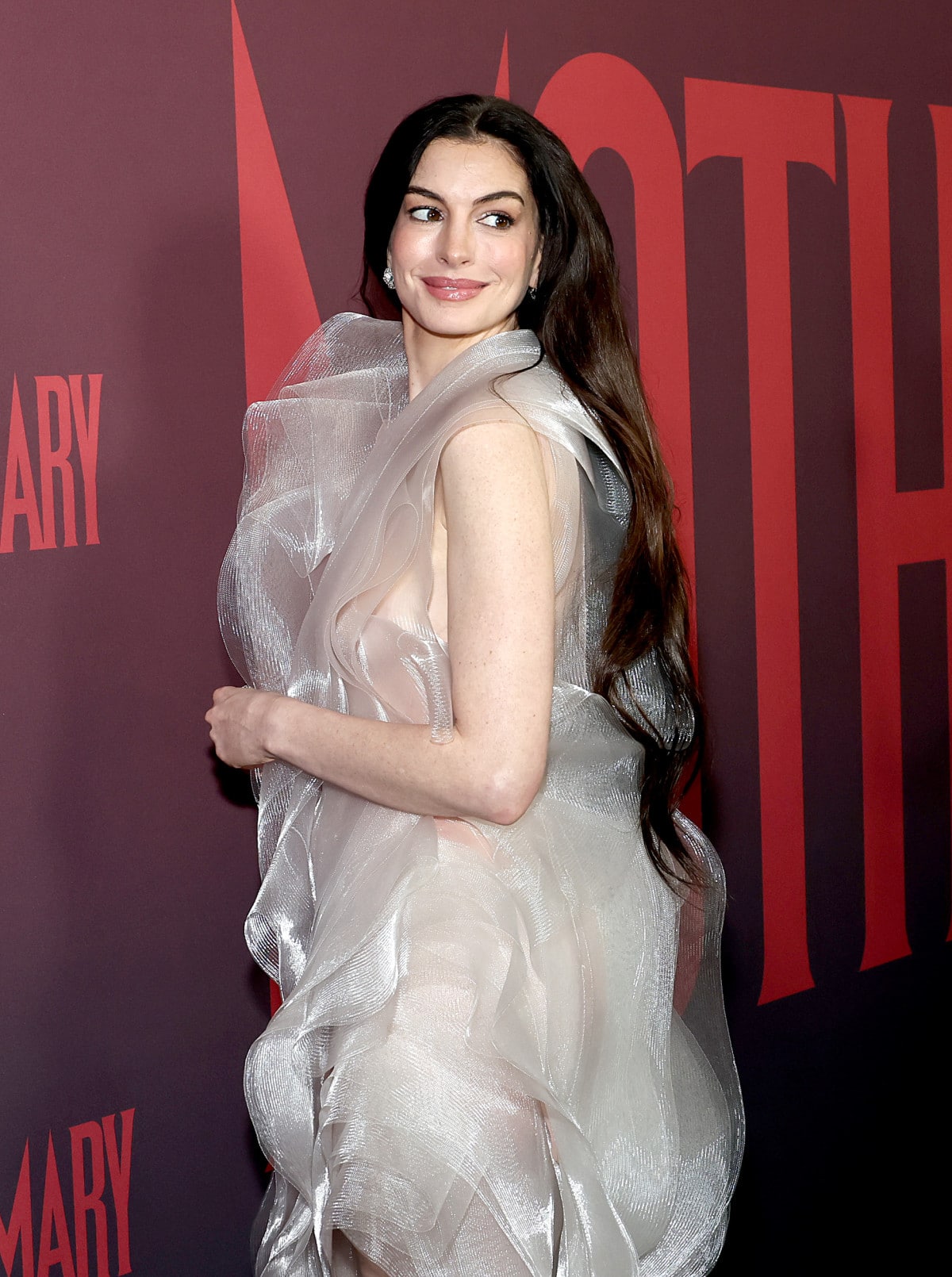 Стиль дня: Енн Гетевей в ефектному платті від українського бренду Lever Couture та коштовностях вартістю $100 тисяч
1