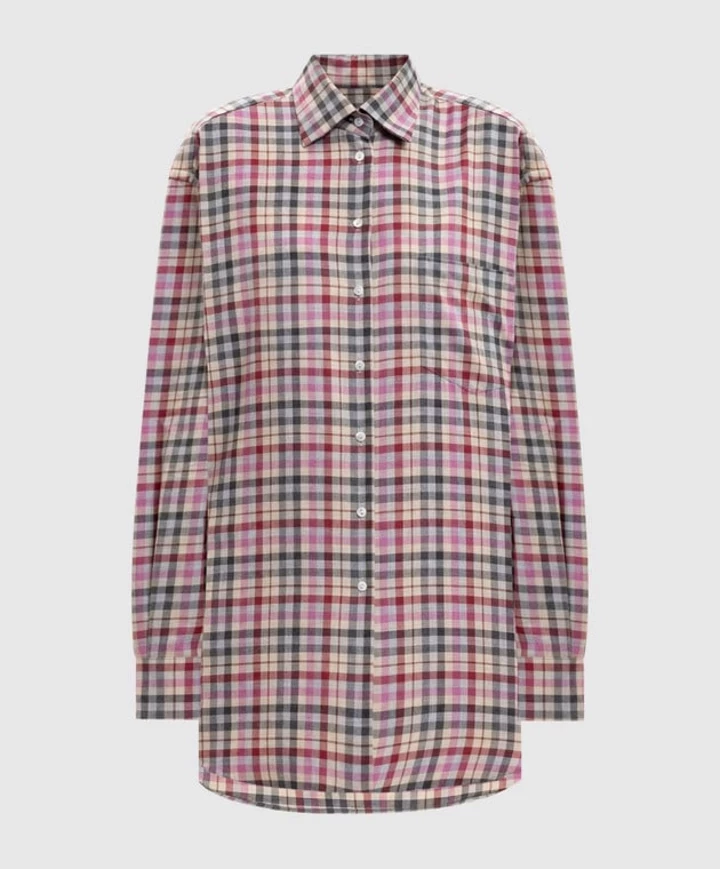 Сорочка в клітинку: незмінний фаворит міжсезоння.
6