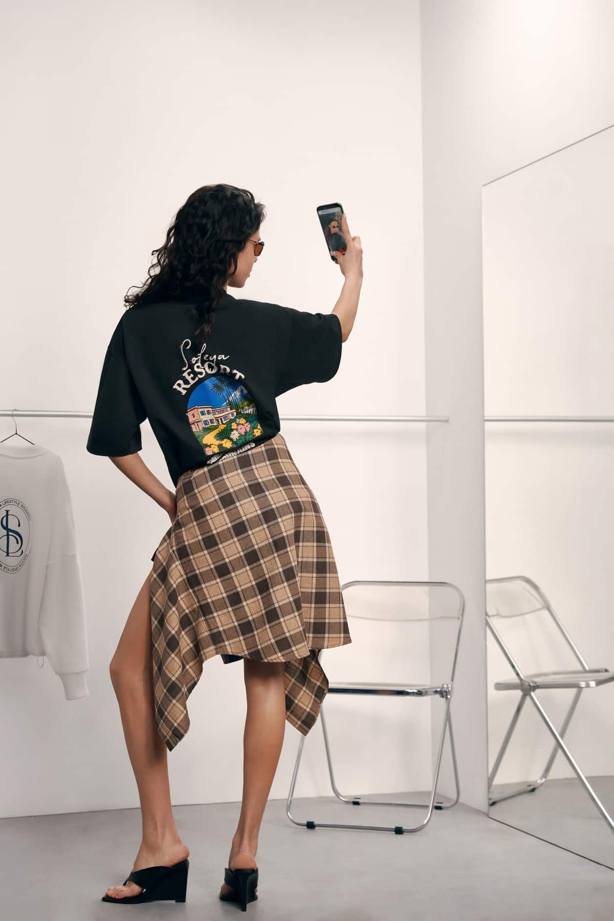 Формуємо різнобічний весняний одяг із новинок українських марок.
34