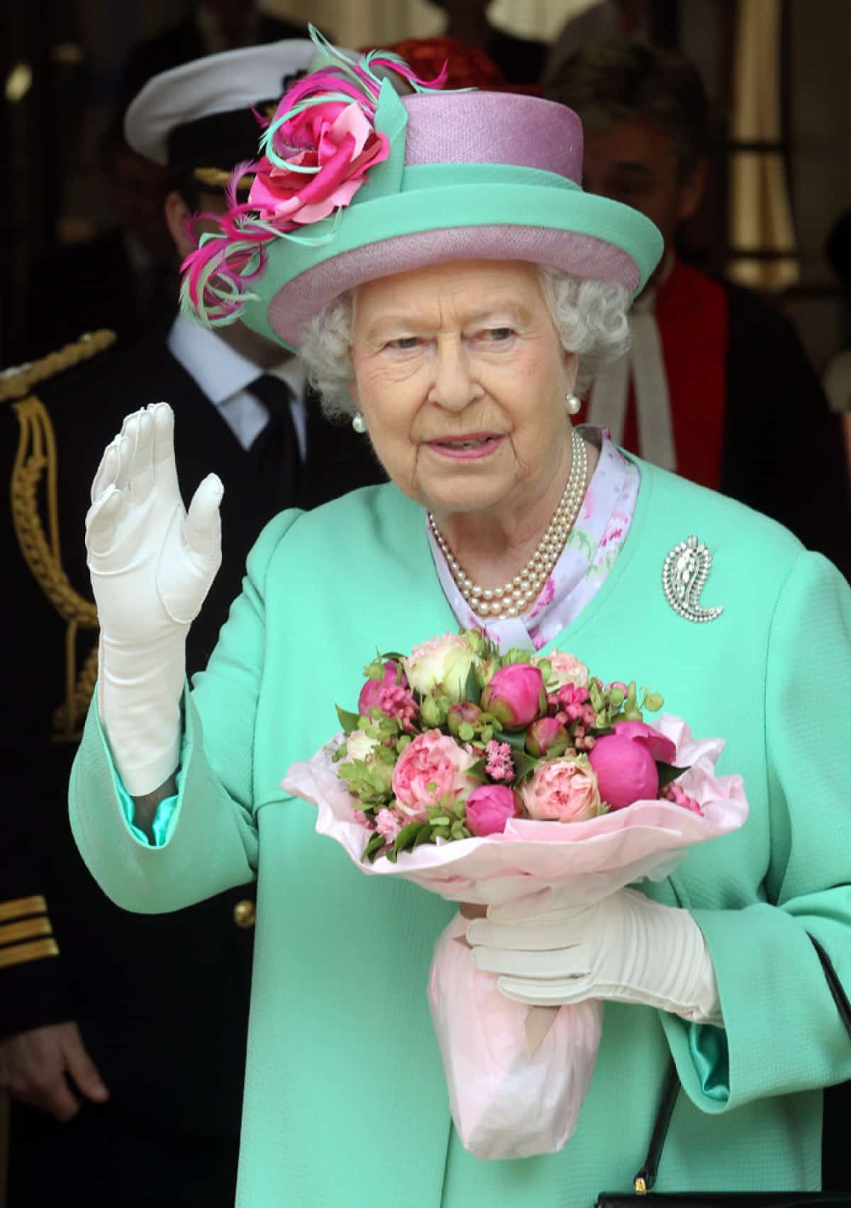 12 ефектних виходів королеви Єлизавети ІІ, що доводять її звання ікони стилю
4