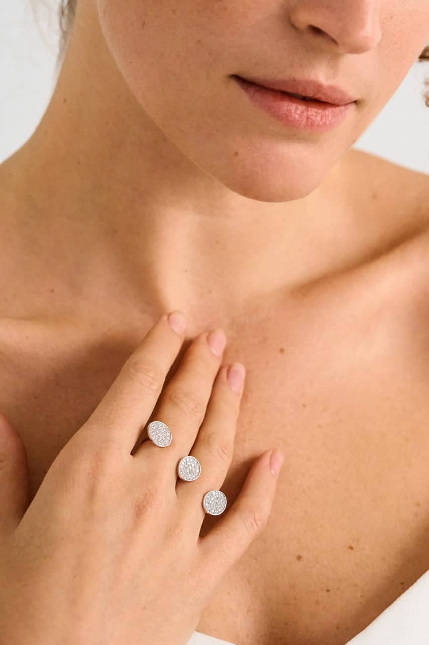 Шарліз Терон в захваті від української моди: елегантний лук зіркі з перснями GUZEMA
3