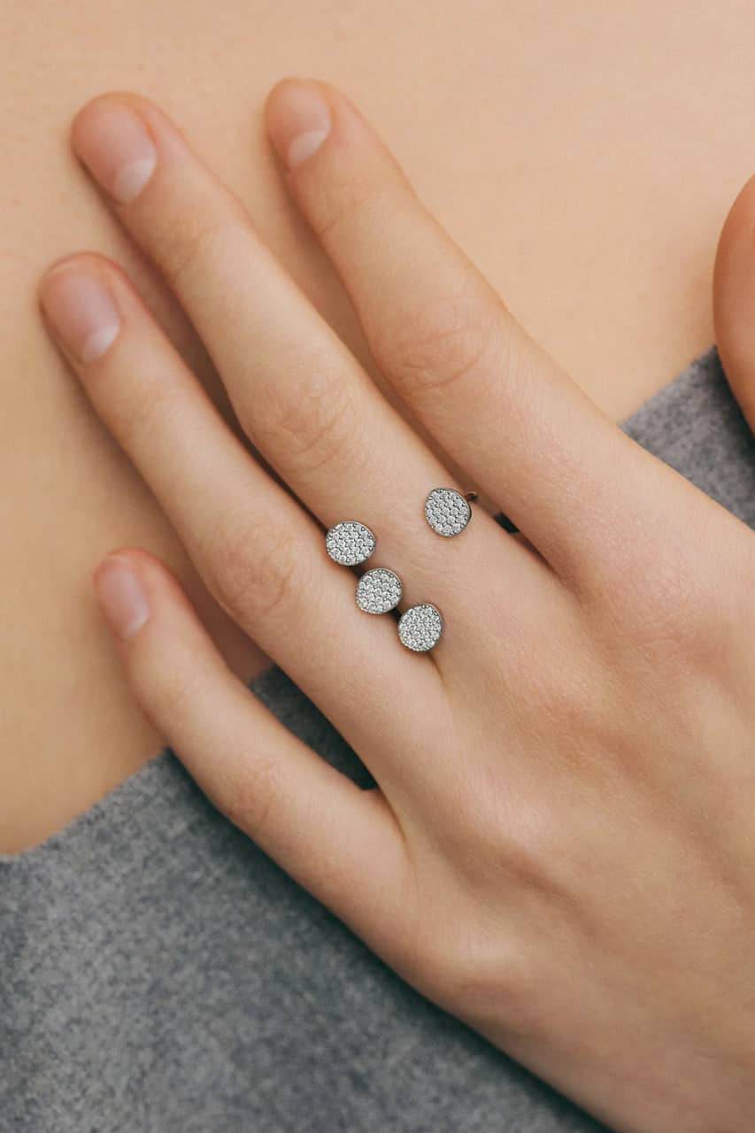 Шарліз Терон в захваті від української моди: елегантний лук зіркі з перснями GUZEMA
2