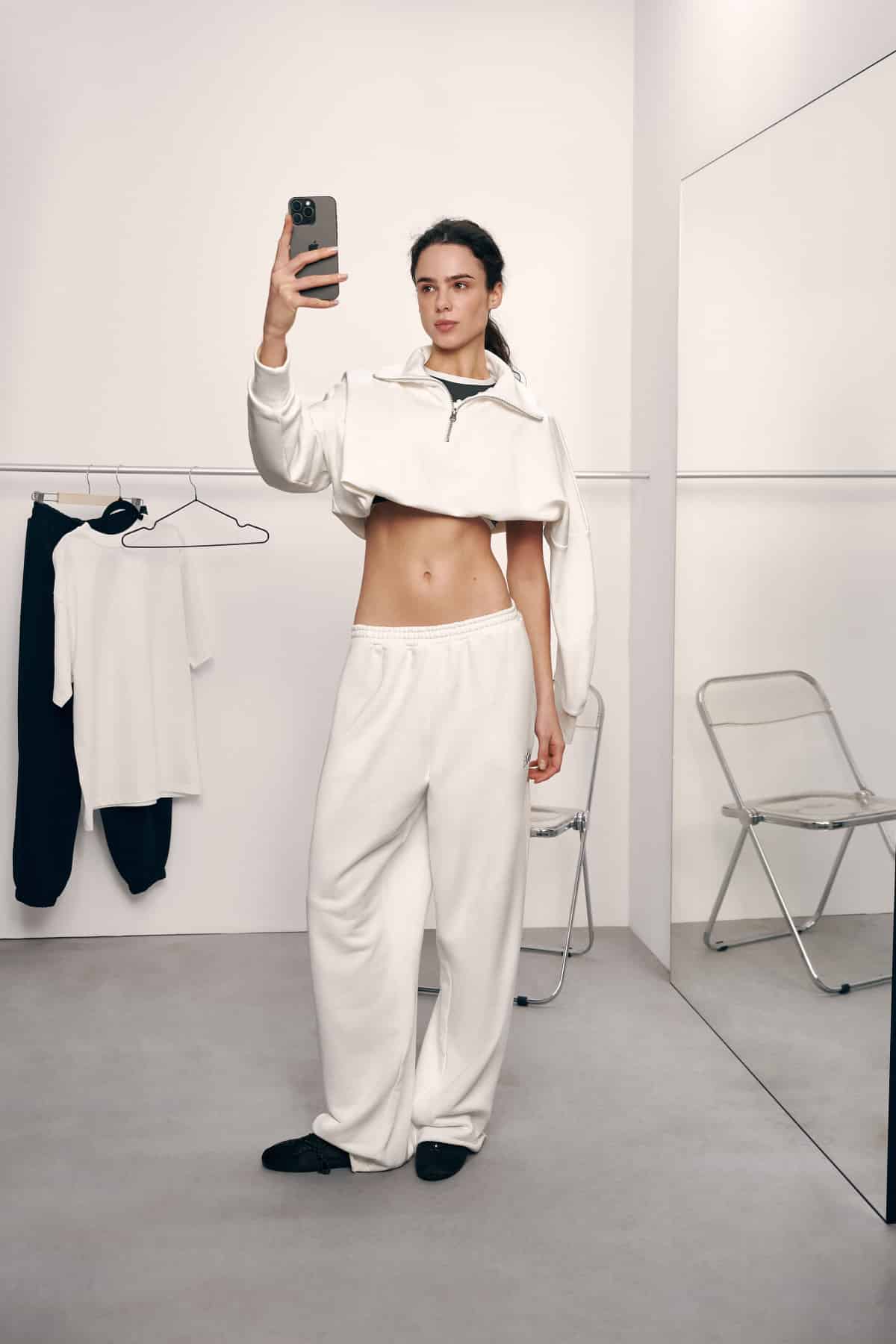 Формуємо різнобічний весняний одяг із новинок українських марок.
35