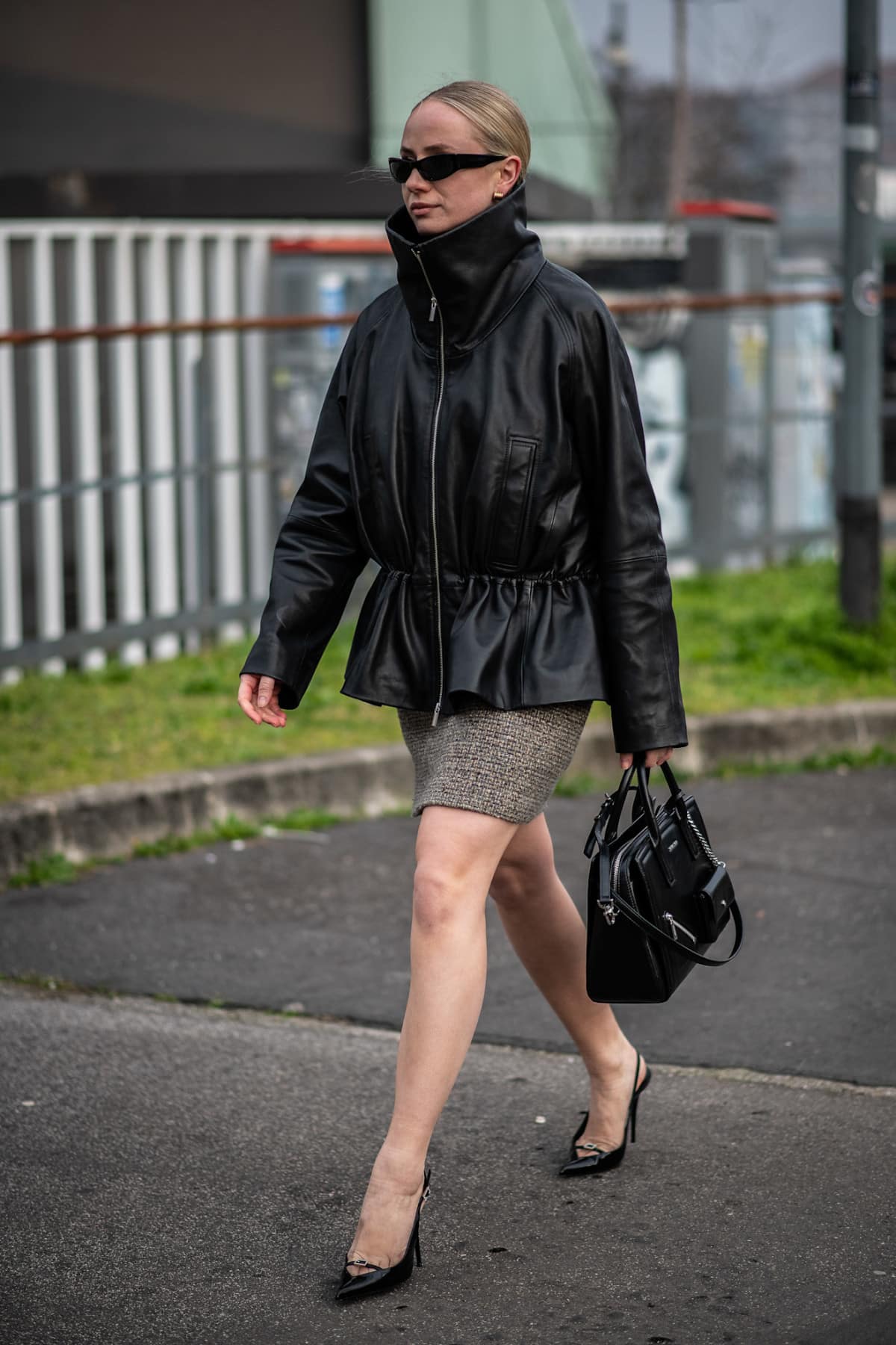 Вуличні модниці демонструють тренди мініспідниць цього сезону.
4