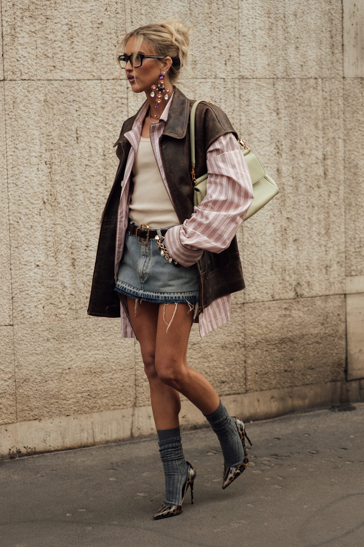 Вуличні модниці демонструють тренди мініспідниць цього сезону.
11