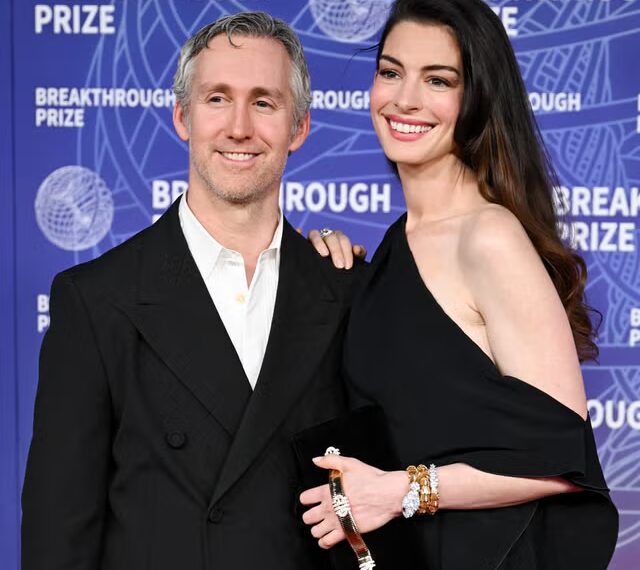 Енн Гетевей та її чоловік Адам Шульман випробовують стиль пари на церемонії нагородження премії “Прорив” 2026 року