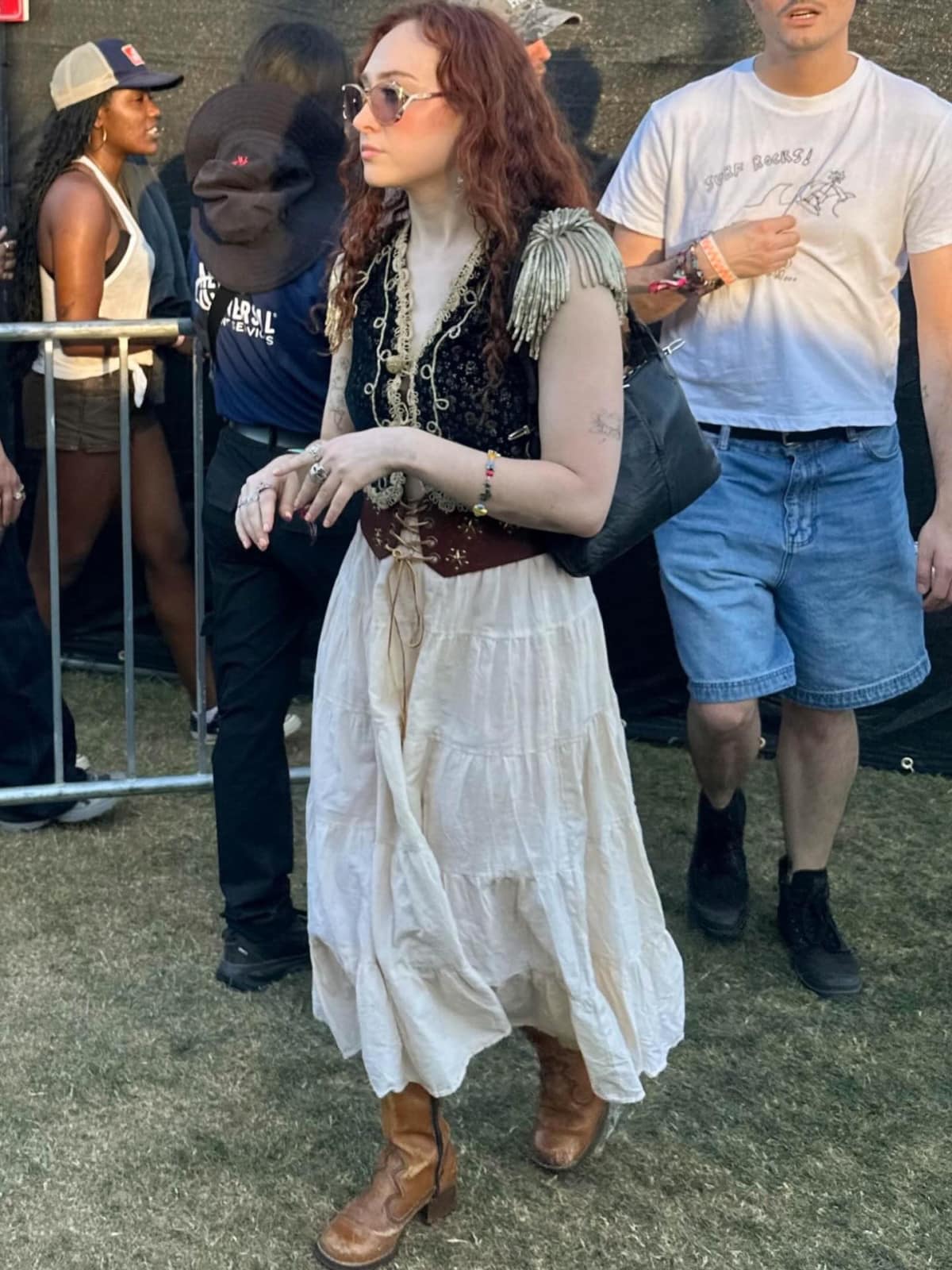 Цей актуальний стиль заполонив цьогорічну Coachella — і ми прагнемо втілювати його в щоденних образах.
2