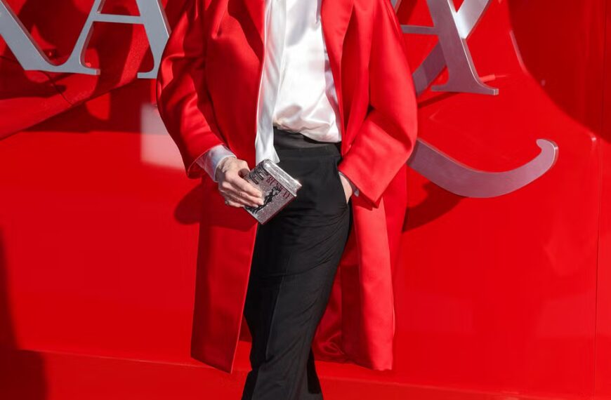 Меріл Стріп поєднала своє пальто Prada з клатчем на подіумі на лондонській прем'єрі фільму “Диявол носить Prada 2”