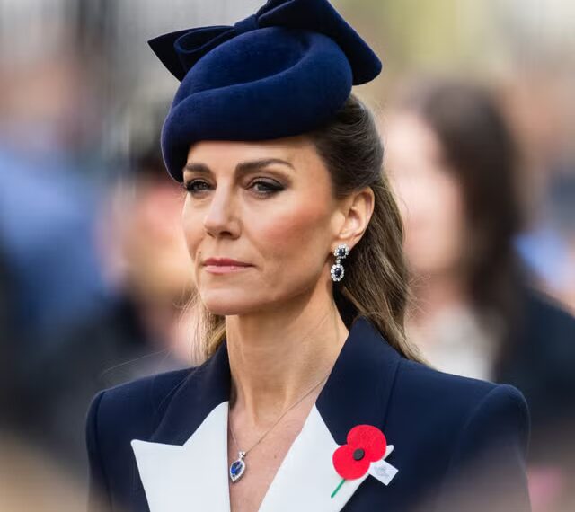 Нова темно-синя сукня принцеси Кейт виглядає створеною для королівської родини