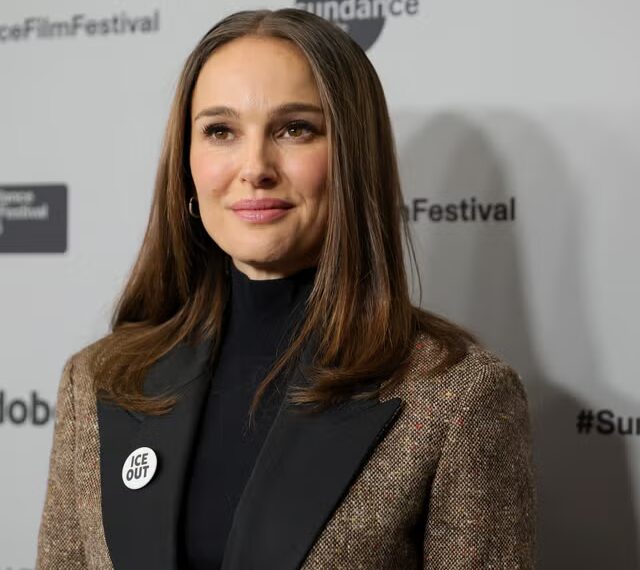 Новий розділ стилю для вагітних від Наталі Портман включає пальто-кейп від Hermés 1970-х років