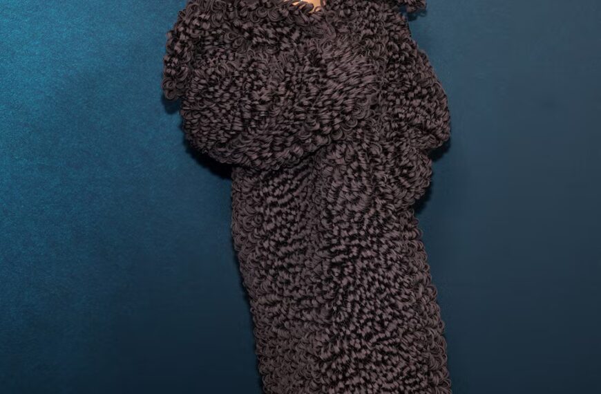 Тейана Тейлор одягла товсте пальто-котун в один з найспекотніших днів року