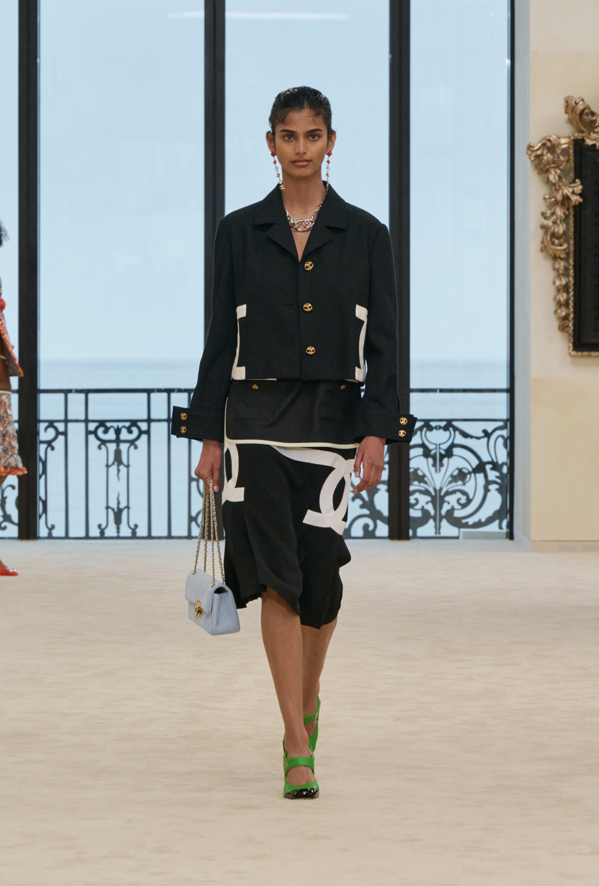 Назад до коріння: круїзна лінія Chanel 2026/27, дебют у знаковій Біарріц
6