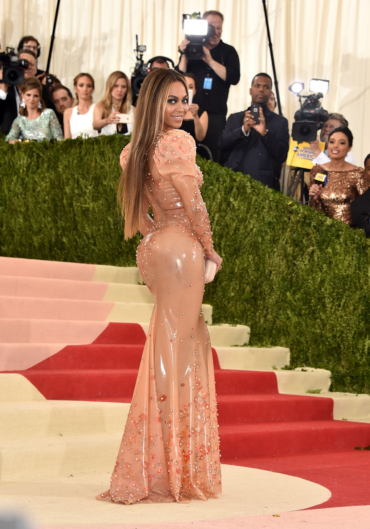 Все про Met Gala 2026: тематика, дрес-код, запрошені та інша інформація.
2