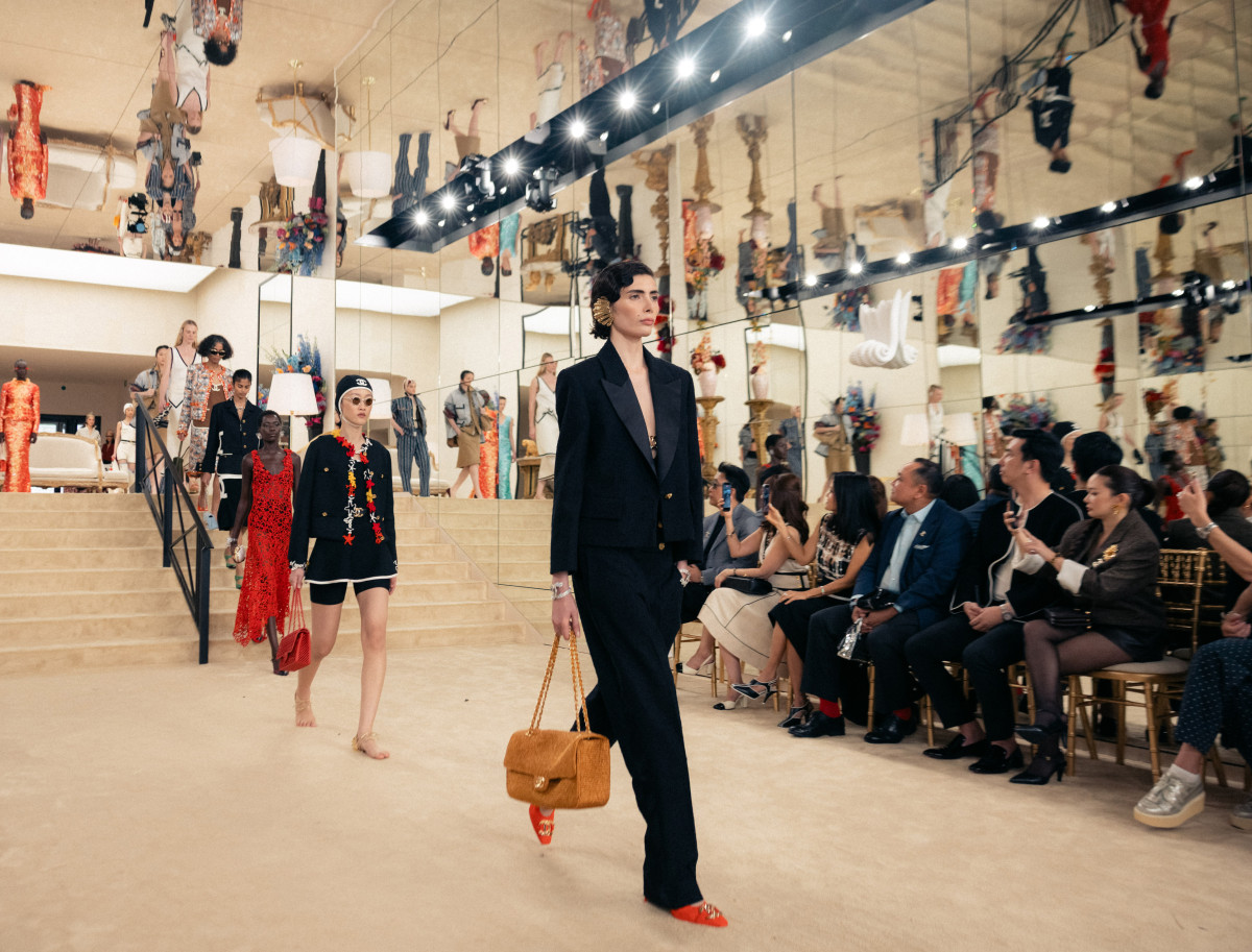 Назад до коріння: круїзна лінія Chanel 2026/27, дебют у знаковій Біарріц
1