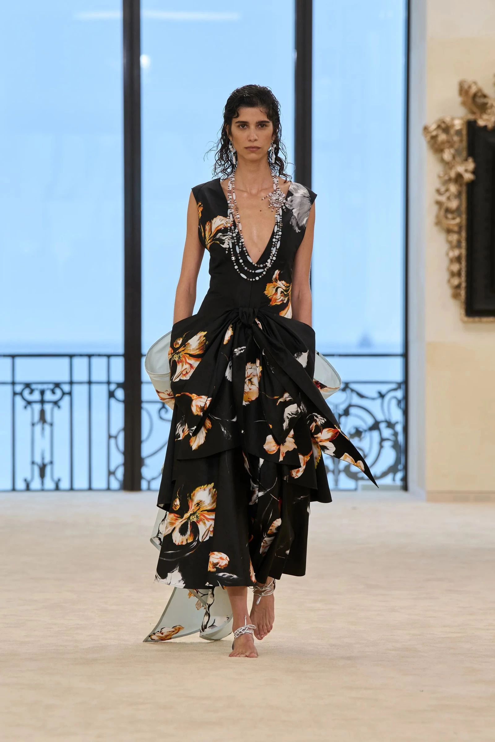 Chanel: Всі говорять про нові прозорі сандалі.
0
