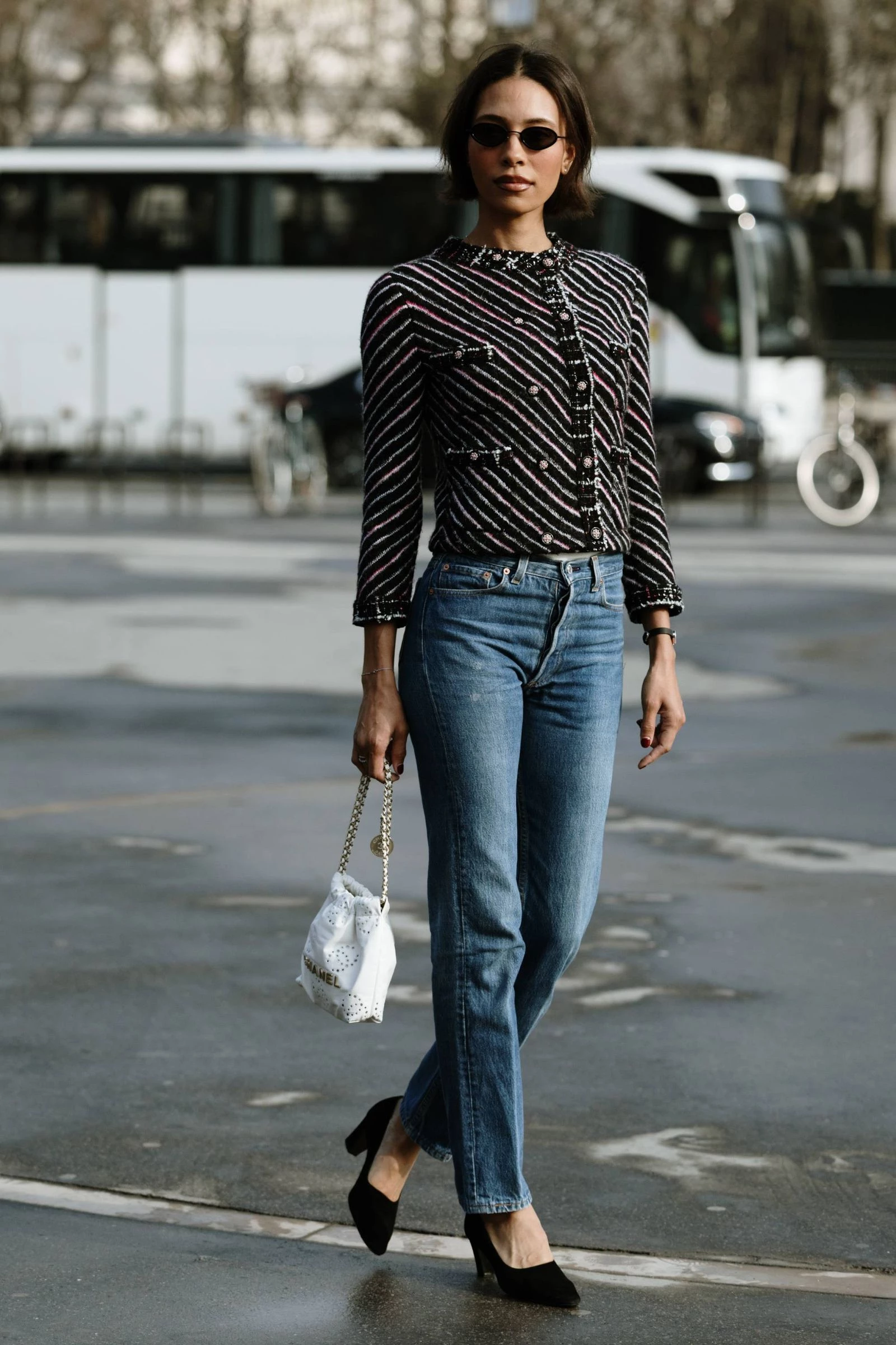 Джинси-банани 80-х знову в моді – стилізуємо їх у 2026-му
0