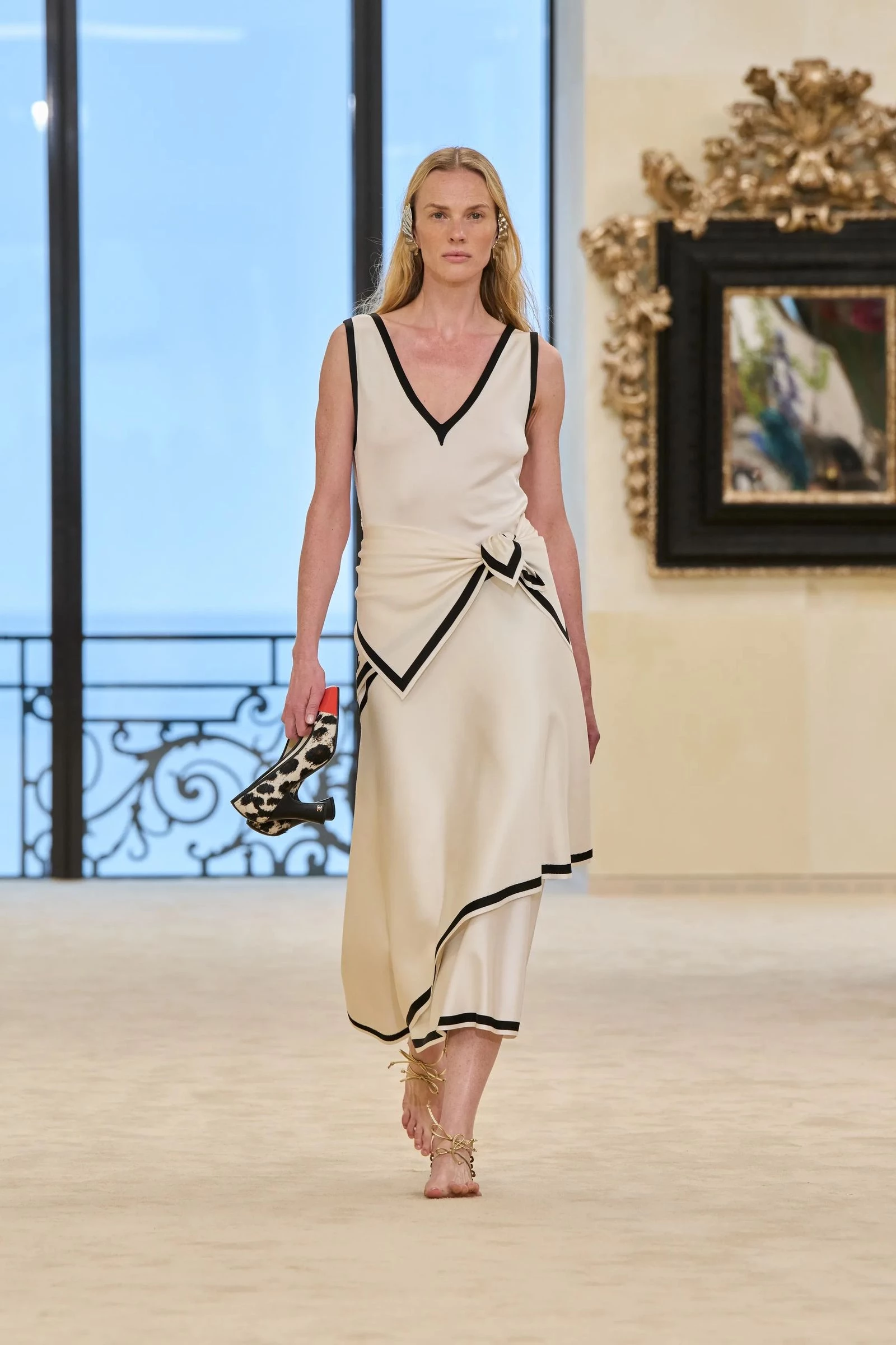 Chanel: Всі говорять про нові прозорі сандалі.
2