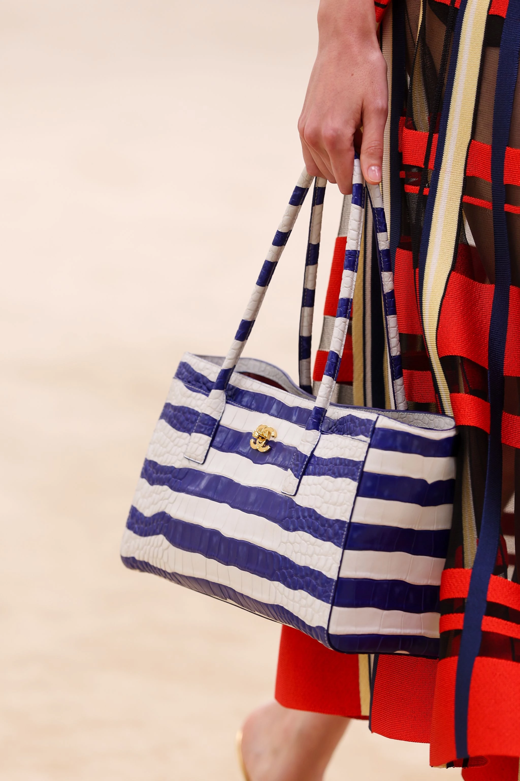22 сумки з нової лінійки Chanel, що ідеально підійдуть для відпочинку.
21