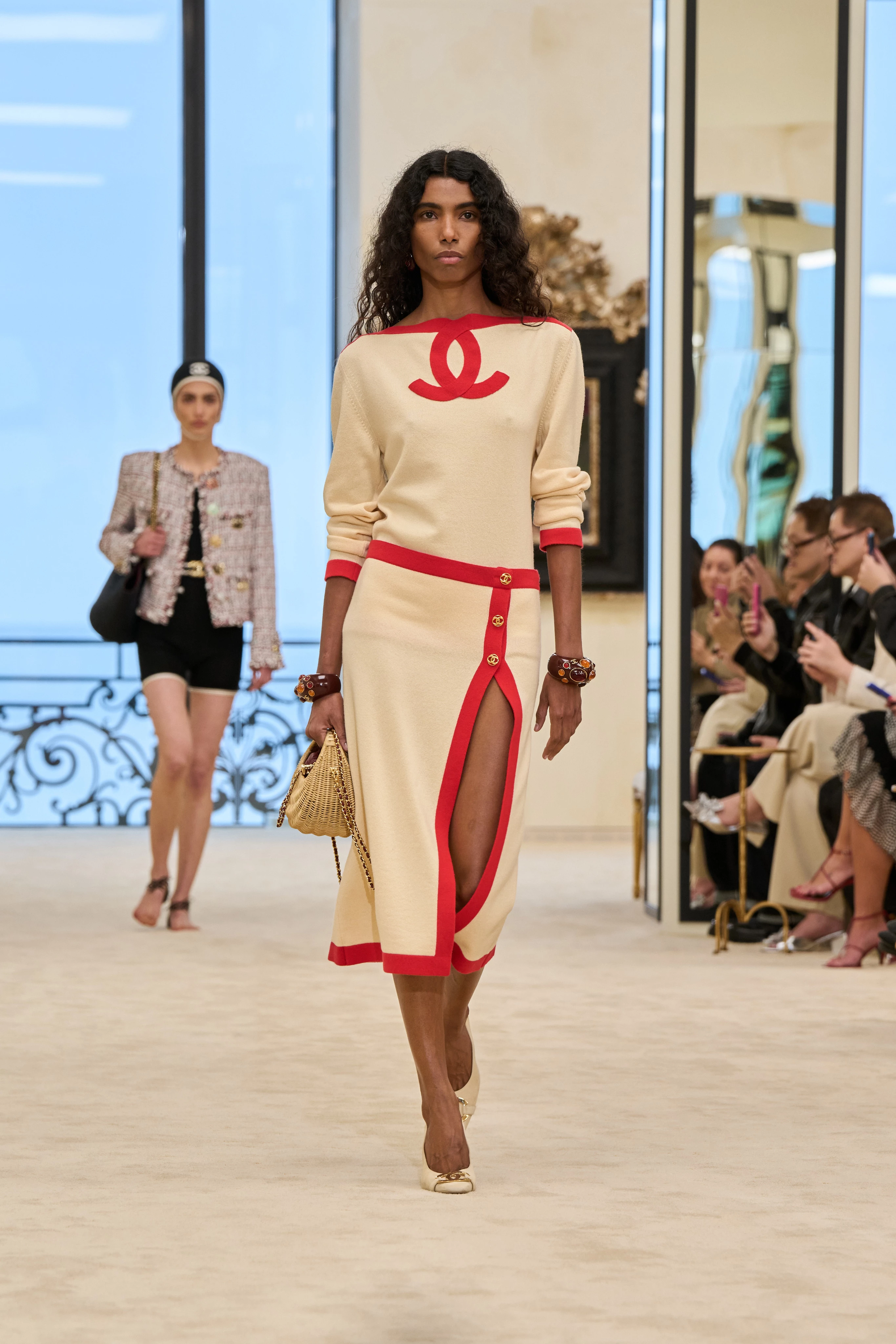Ефектне відродження: Chanel показали свіжу круїзну лінію в Біарриці
7