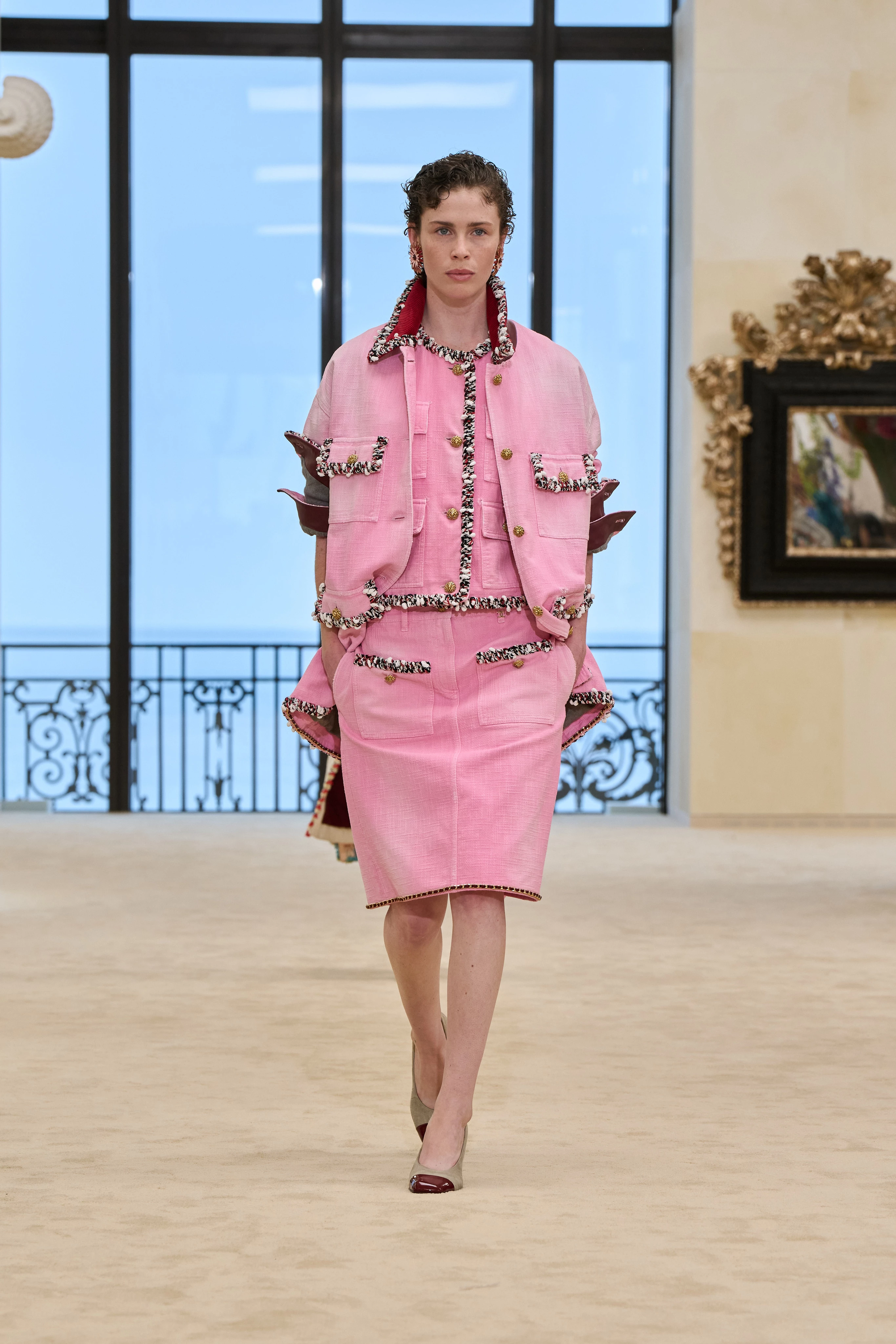 Ефектне відродження: Chanel показали свіжу круїзну лінію в Біарриці
3