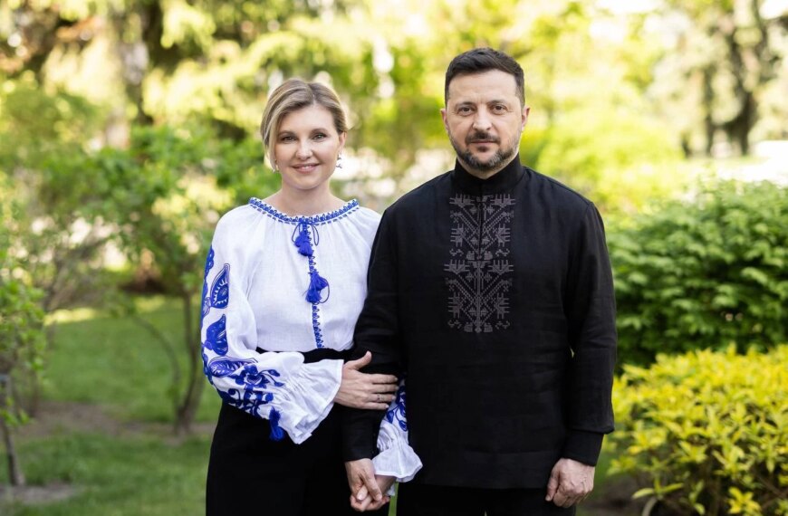 Володимир та Олена Зеленські поздоровили українців з Днем вишитої сорочки.