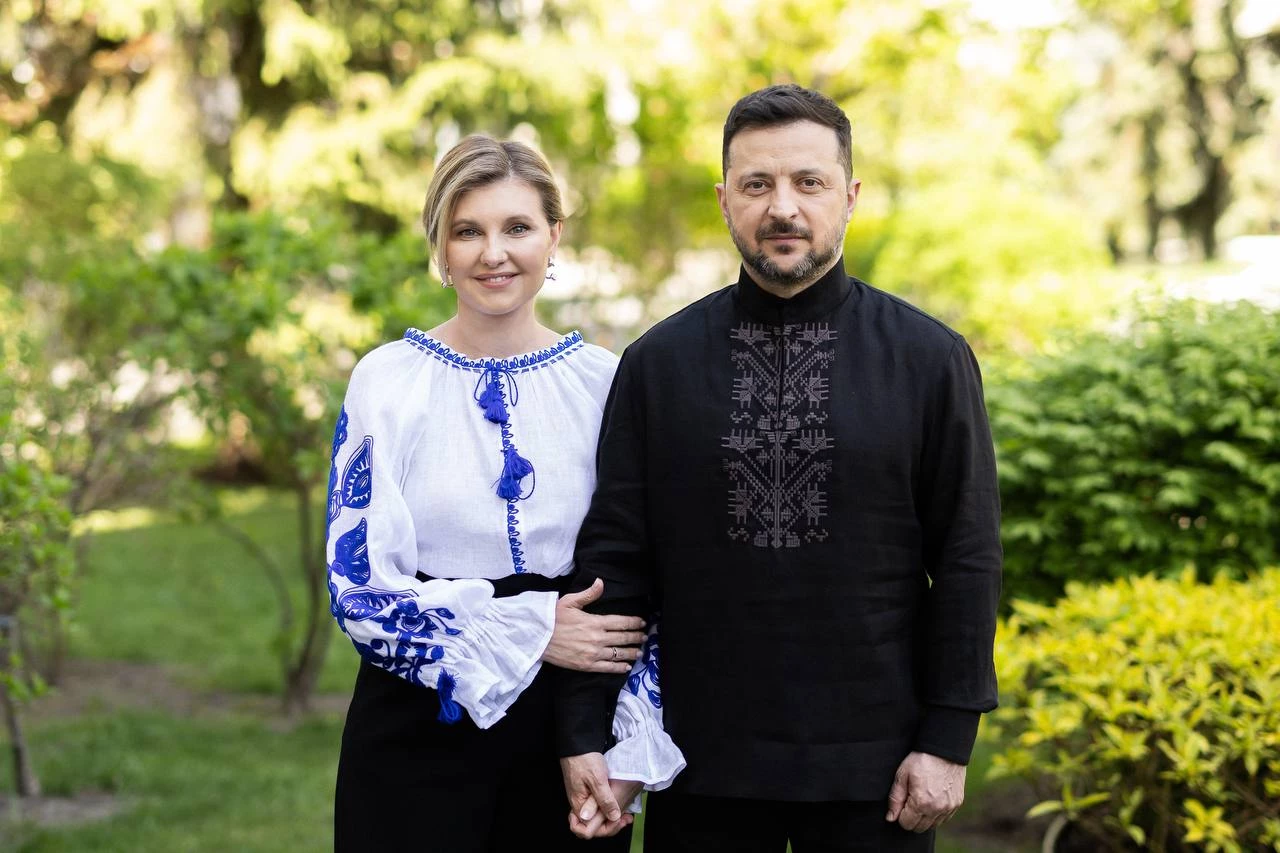 Володимир та Олена Зеленські поздоровили українців з Днем вишитої сорочки.