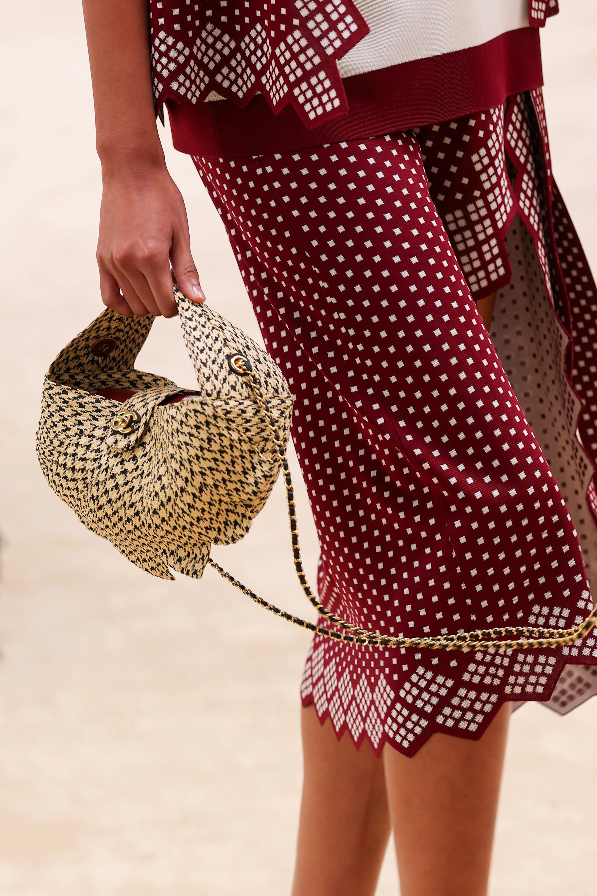 22 сумки з нової лінійки Chanel, що ідеально підійдуть для відпочинку.
14