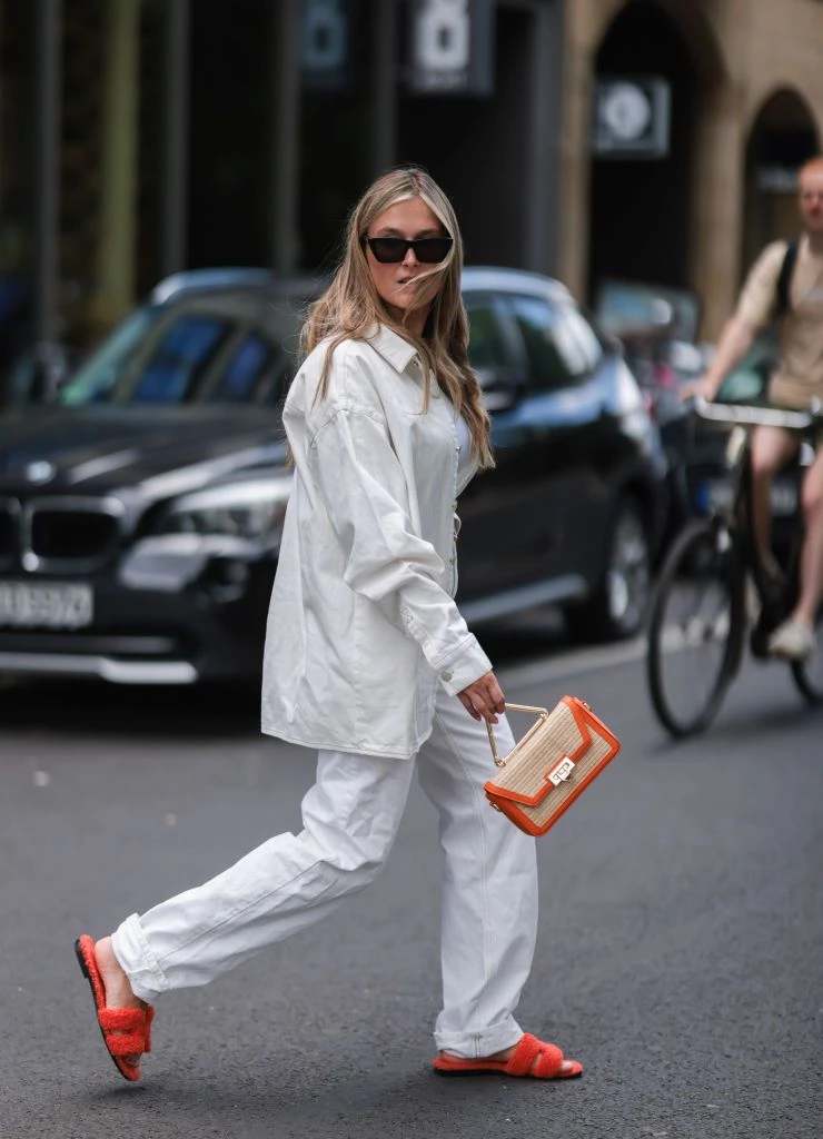 Білі джинси стали цікавими: поєднання з яскравими сандалями влітку
0