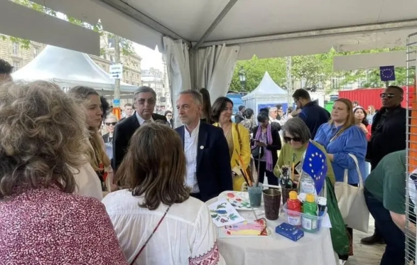Петриківка в Парижі: мер вчиться українському розпису до Дня Європи – культурні вісті