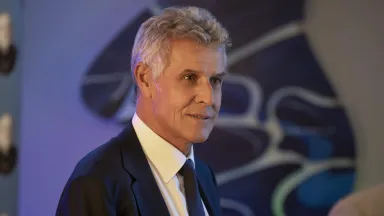 Здоров'я П'єра Дені: Що ми знаємо про БАС зірки “Емілі в Парижі”