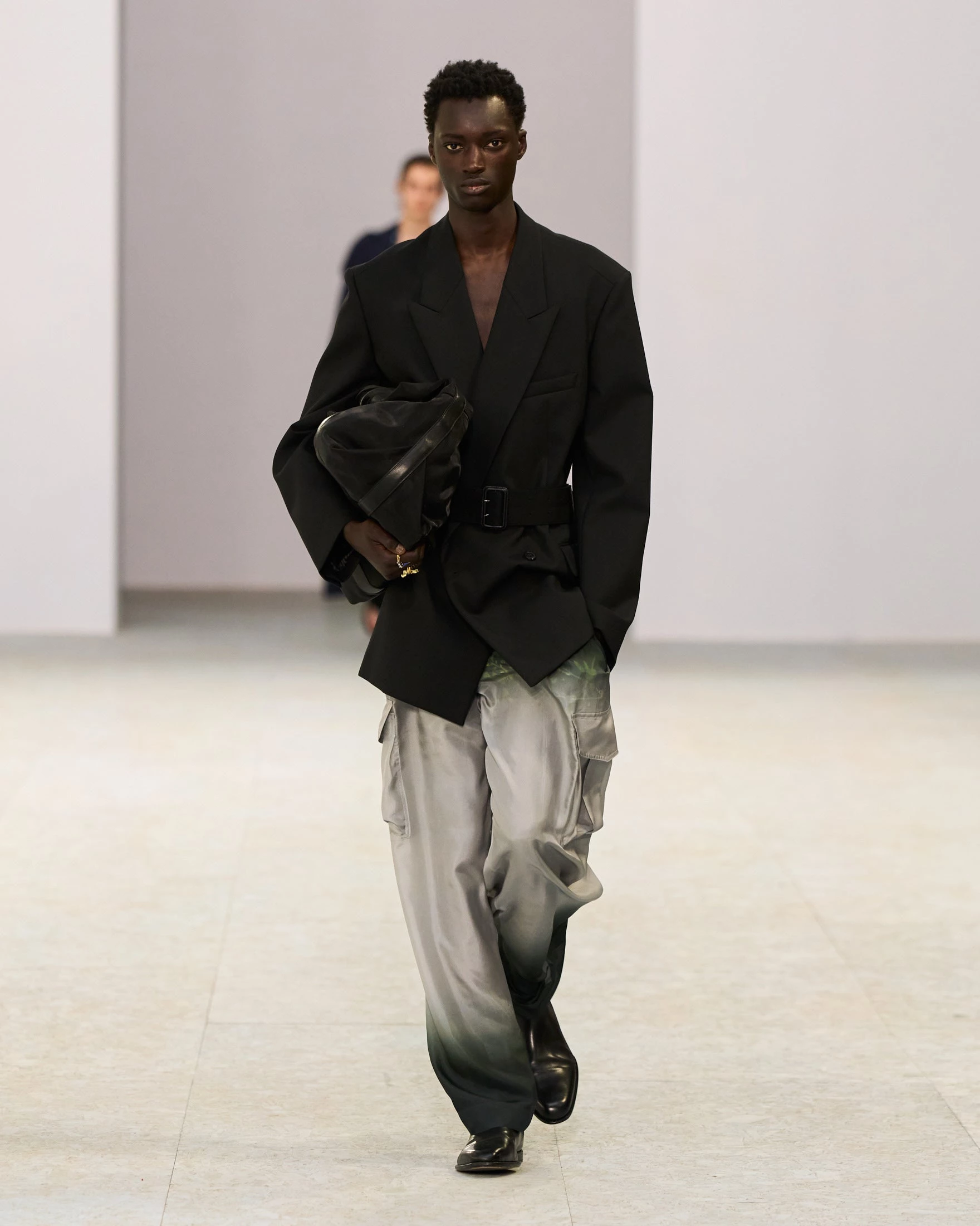 Шовкові штани-карго, напівпрозорі блузи та балетки: Dries Van Noten представив найяскравішу чоловічу колекцію сезону літо 202715