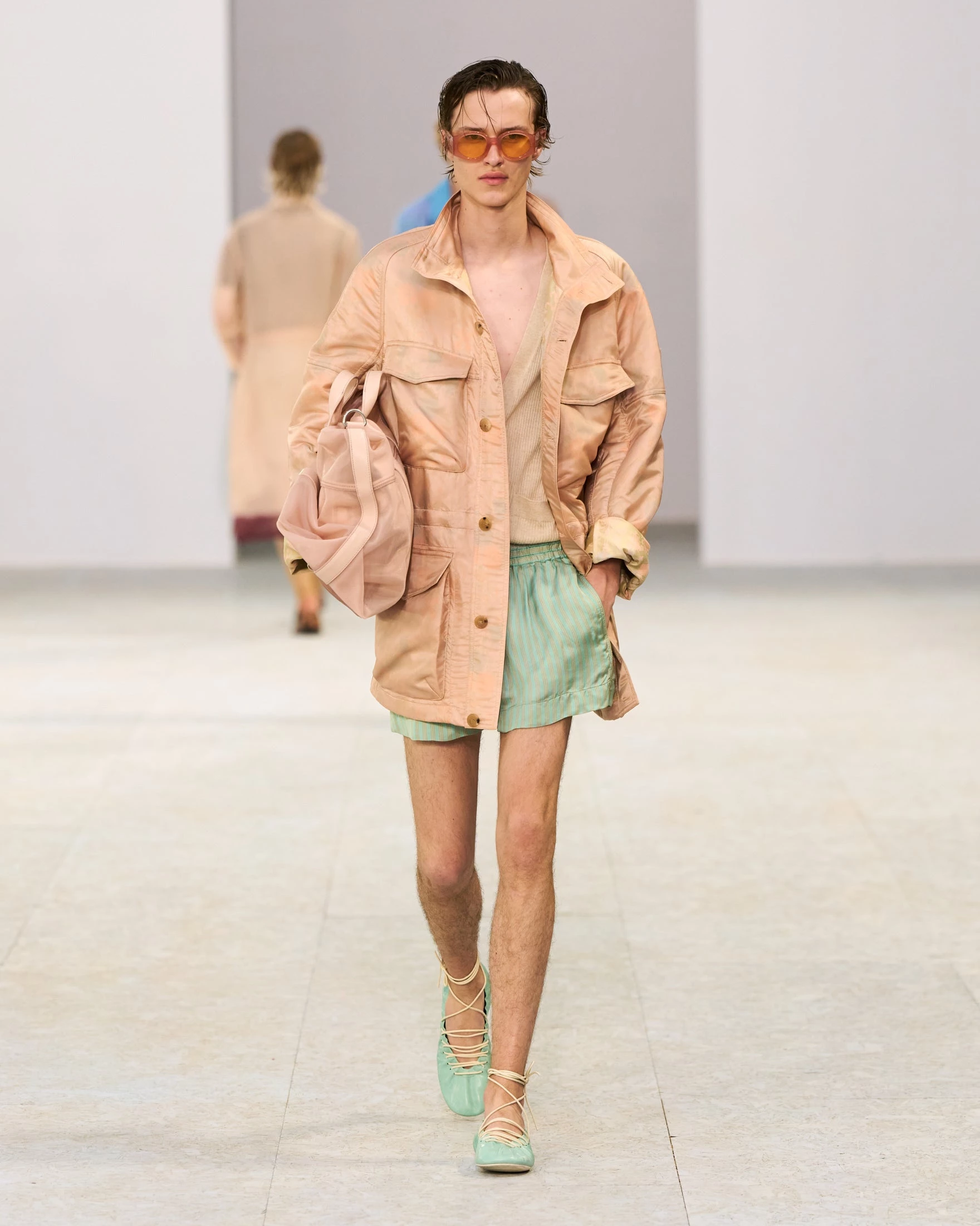 Шовкові штани-карго, напівпрозорі блузи та балетки: Dries Van Noten представив найяскравішу чоловічу колекцію сезону літо 20275
