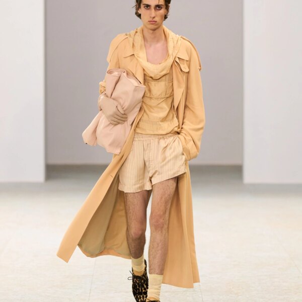 Шовкові штани-карго, напівпрозорі блузи та балетки: Dries Van Noten представив найяскравішу чоловічу колекцію сезону літо 2027