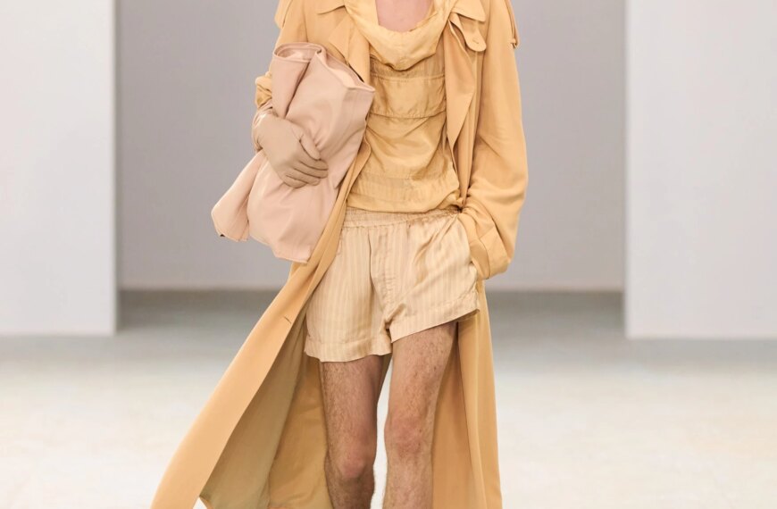 Шовкові штани-карго, напівпрозорі блузи та балетки: Dries Van Noten представив найяскравішу чоловічу&hellip;