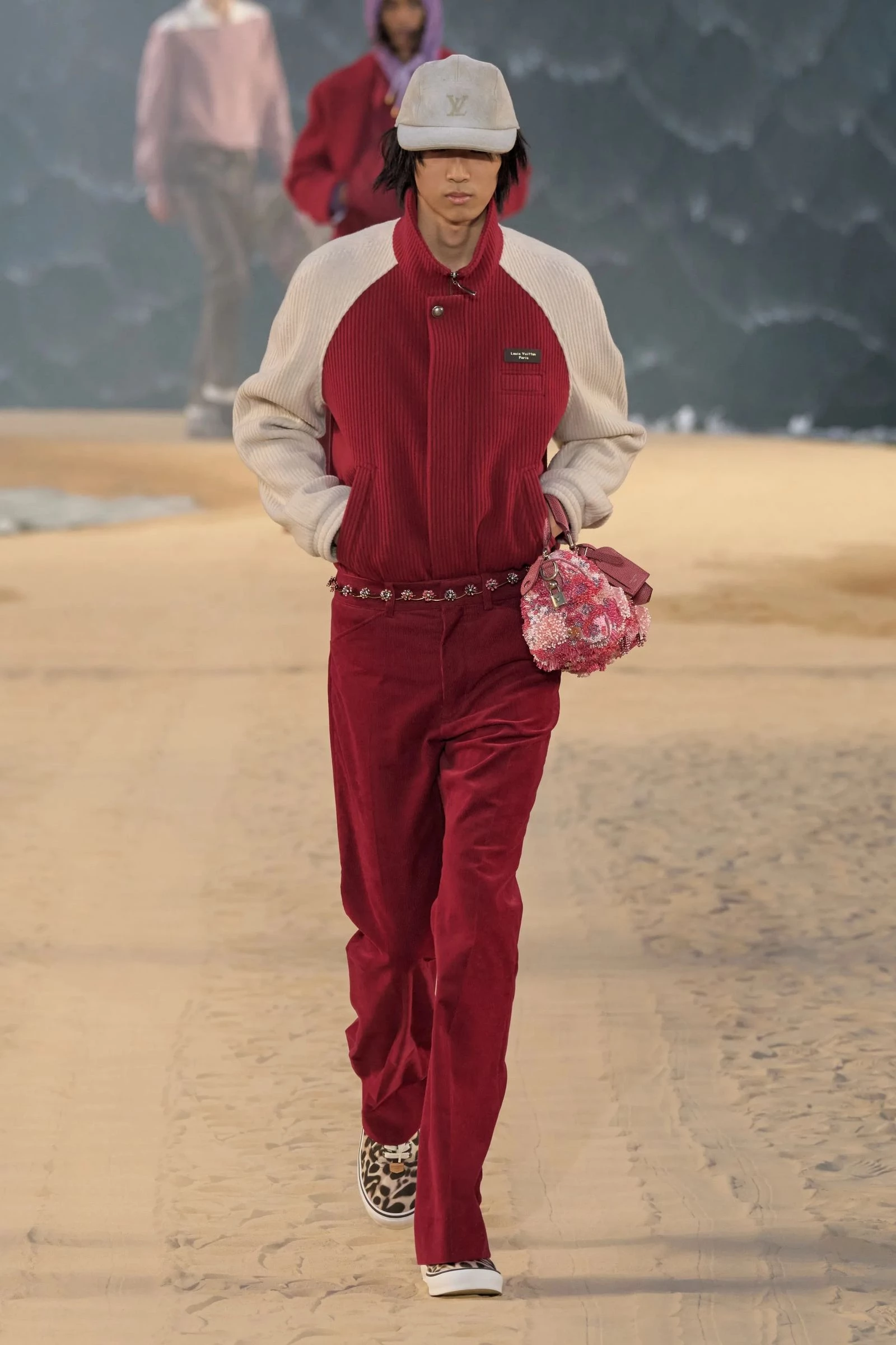 Новий показ Louis Vuitton викликав ажіотаж: величезна хвиля, серфери та найактуальніші кросівки сезону.7