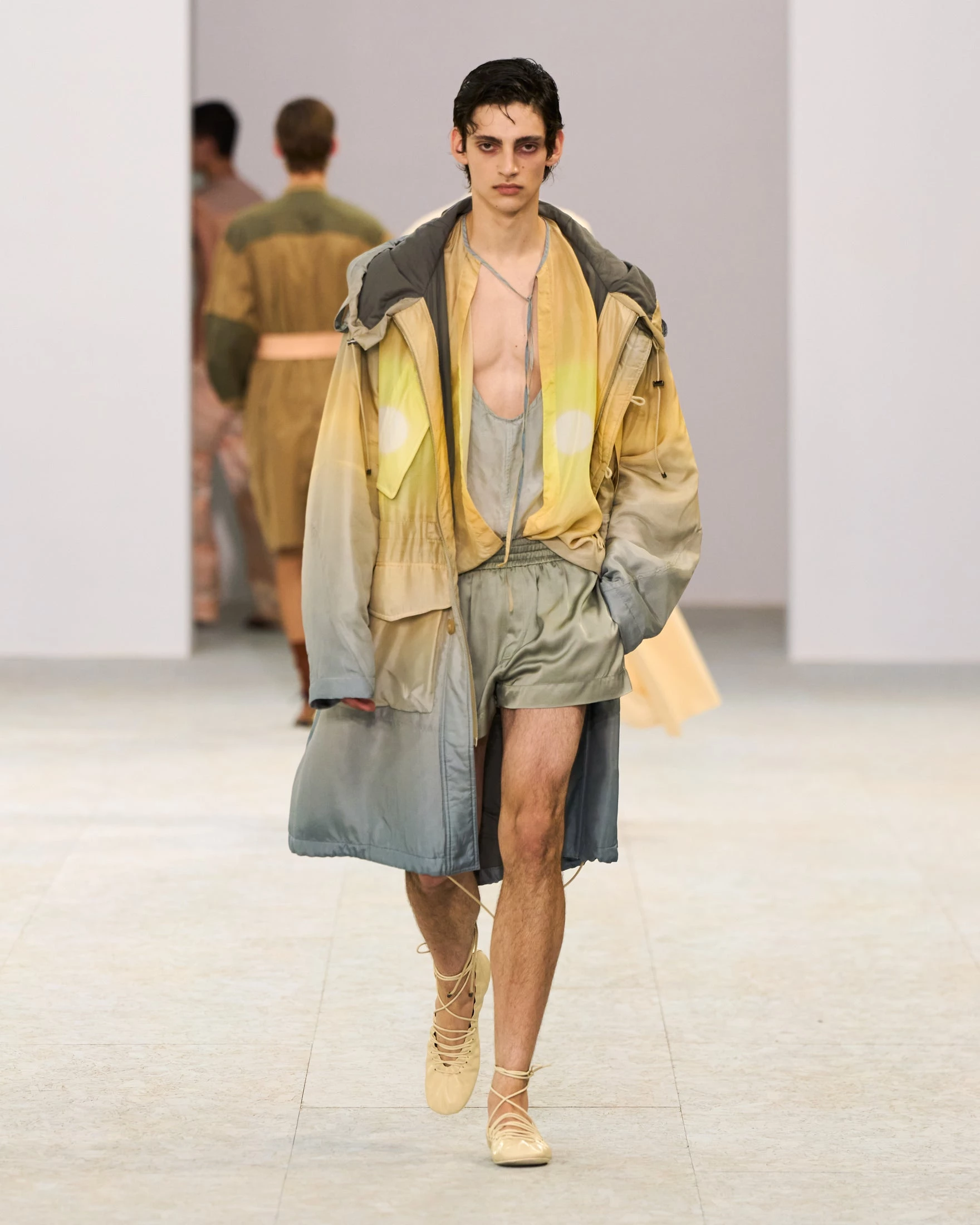 Шовкові штани-карго, напівпрозорі блузи та балетки: Dries Van Noten представив найяскравішу чоловічу колекцію сезону літо 20277